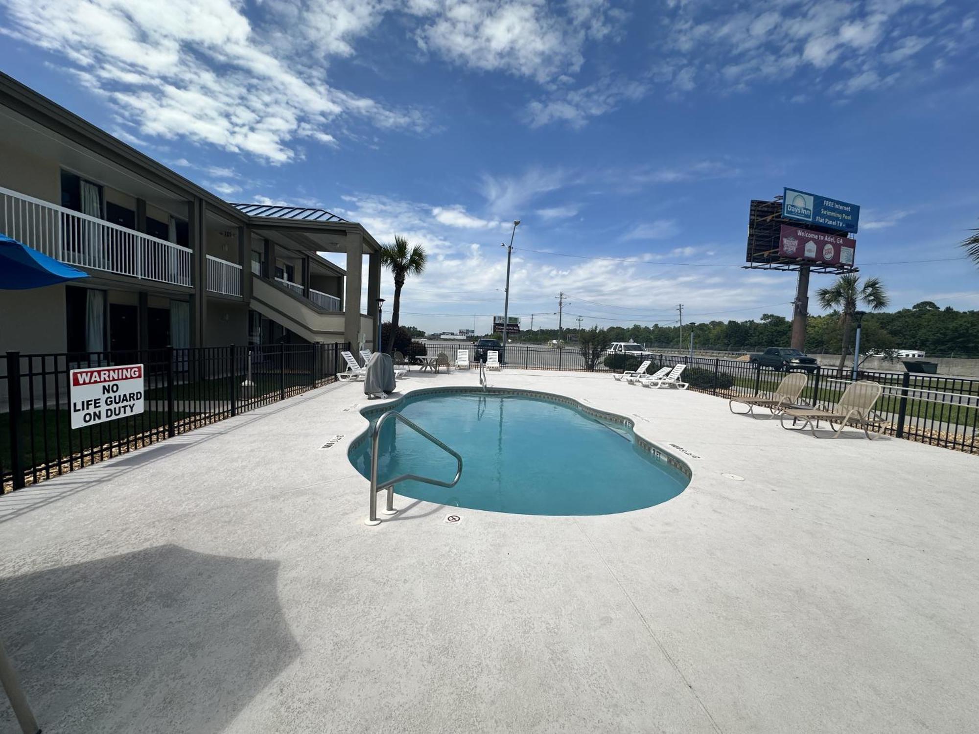 Days Inn By Wyndham Adel I-75 Exterior foto